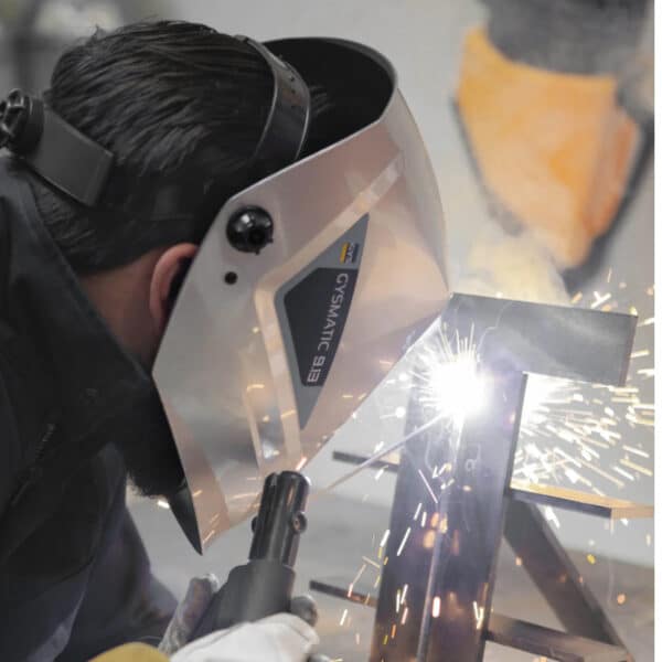 En person som bär svetshjälm svetsar metall, producerar gnistor och starkt ljus med Svetskurs, 2 dagar, i rostfritt/aluminium, MIG/MAG/MMA/TIG 14-15 september.