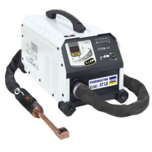 En vit Induktionsvärmare GYS Powerduction 37LG med digital display och kontrollpanel, svart handtag ovanpå, och svart flexibel slang med ett kopparvärmeelement monterat.