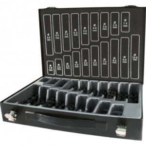 En svart, öppen låda som visar olika borrkronor organiserade efter storlek, från 1,5 mm till 10 mm, med märkta slitsar för varje storlek: BORRLÅDA RUKO 1-10MM 170ST VALSADE TERRAX.
