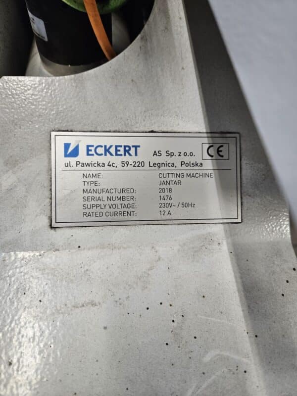 Etikett på en maskin detaljer namn: CNC-Styrd plasma/gas 1,5 x 3 m Eckert Jantar 2019 Kjellberg SmartFocus 300, tillverkad 2018, serienummer: 1416, matningsspänning: 230V~50Hz, märkström: 12A, tillverkad av Eckert i Legnica, Polen.