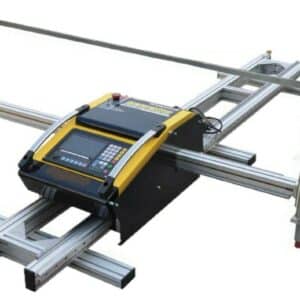 En Styrd portabel skärmaskin Intecut 3 med en digital kontrollpanel, monterad på ett metallskensystem med en fäst plasmabrännare.