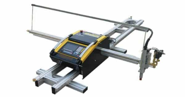 En Styrd portabel skärmaskin Intecut 3 med en digital kontrollpanel, monterad på ett metallskensystem med en fäst plasmabrännare.