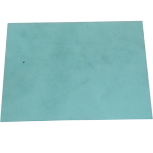 Ett platt, rektangulärt ark av ljusblått material mot en vit bakgrund är ett Utvändigt skyddsglas till svetshjälm Migatronic Basic.