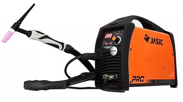 Orange och svart JASIC PRO TIG 200 PFC Puls JT-200P-PFC svetsmaskin med kablar och påsatt svetsbrännare.