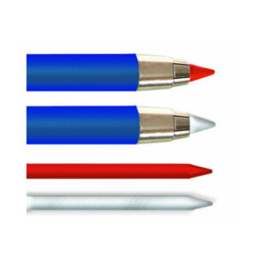 Tre olika färgade BLEISPITZ PROFI MARKER 2 PENNOR + STIFT visas med spetsarna pekande åt höger: en BLEISPITZ PROFI MARKER 2 PENNOR + STIFT med röd spets, en BLEISPITZ PROFI MARKER 2 PENNOR + STIFT med vit spets och en blå BLEISPITZ 2 PE PROFI MARKER + STIFT utan spets synlig.
