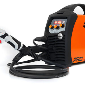 En orange och svart JASIC PRO MIG 200 Digital Synergic JM-200CS med en ansluten svetsbrännare, med kontrollrattar och en digital display på frontpanelen. Märket "JASIC" syns på sidan.