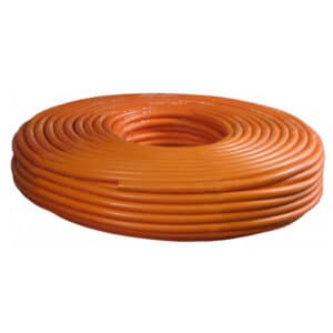 En lindad orange GASOLSLANG är snyggt arrangerad på en vit bakgrund.