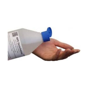 En persons hand sträcker sig när de förbereder sig för att applicera Hand- och ytdesinfektion- helt utan alkohol från en plastflaska med en blå flip-top cap. Sidoetiketten på flaskan är delvis synlig.