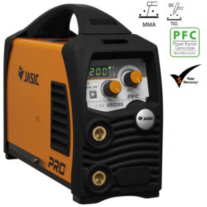 Bild på en orange och svart JASIC PRO ARC 200 PFC MMA Strömkälla JA-200PFC svetsmaskin med olika kontroller och en digital display, med etiketter för MMA, DC, TIG, PFC, och 5 års garanti.