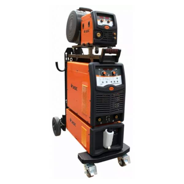En JASIC MIG 500 Pulse Synergic JM-500P med två staplade orange och svarta enheter, flera kontrollrattar, en liten bildskärm och hjul för enkel transport.