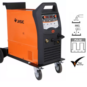Orange och svart JASIC Compact MIG 250 Puls JM-250P på hjul med kontrollpanel, MIG och Pulse funktioner samt 5 års garanti.