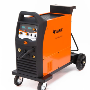 En industriell svetsmaskin med orange och svart hölje, märkt "JASIC Compact MIG 250 JM-252C". Den har länkhjul, ett handtag, olika urtavlor och en digital display.