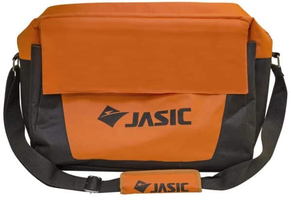 Orange och svart JASIC bärväska med justerbar rem och en flikstängning fram.