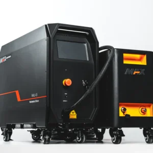 En svart och orange industrimaskin med hjul, märkt "Handhållen lasersvets Maxphotonics MA1-65" på framsidan, kopplad med kablar till en mindre matchande enhet. Bakgrunden är vanlig vit.