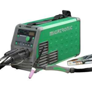En grön och grå svetsmaskin med olika kablar anslutna, märkt "Migatronic Focus TIG 161 DC HP PFC.