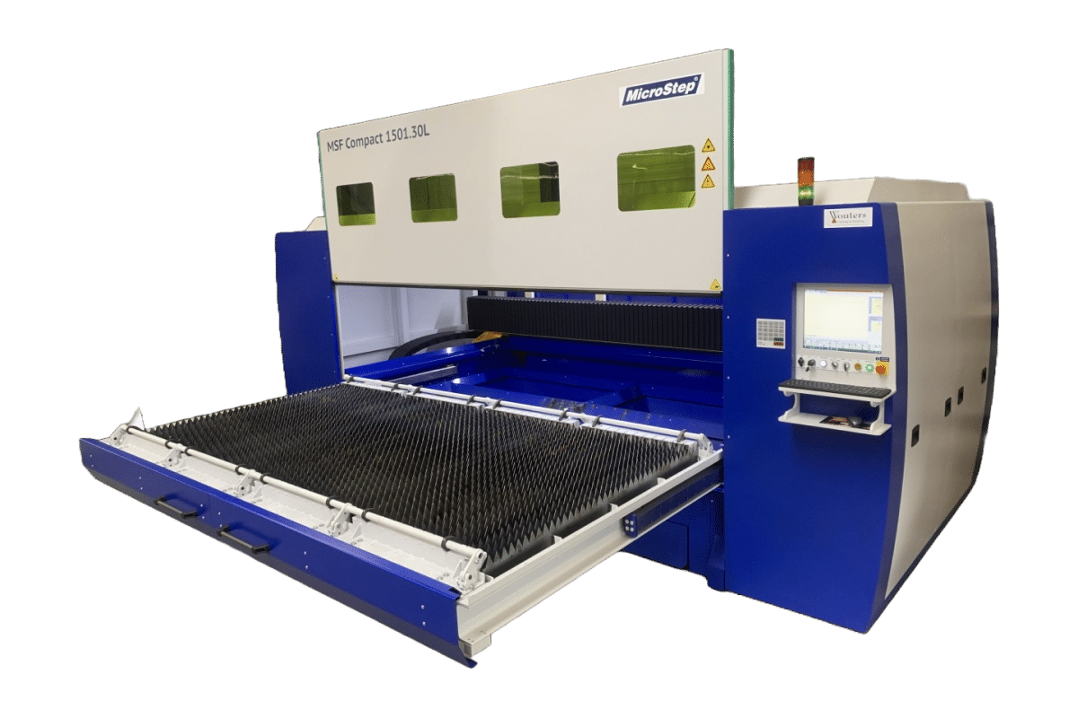 Industriell skärmaskin med blå och vit design, med varumärket "MicroStep" och märkt "MSF Compact 1530.3DL", utrustad med en digital kontrollpanel på höger sida.