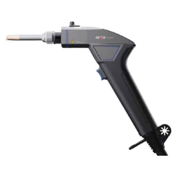 En Hyr handhållen lasersvets Maxphotonics X1W-MFSC 1500 med svart grepp, grå kropp och trådmatningsmekanism. Enheten har kontrollknappar och ett munstycke i änden av verktyget.