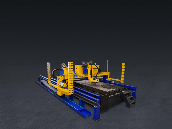 En CNC plasmaskärmaskin med gula och blå komponenter står i ett väl upplyst industriutrymme.