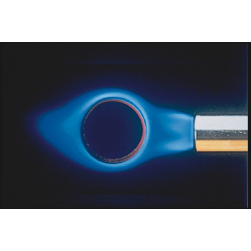 EN R!MAC CYKLONMUNSTYCKE med en blå gaslåga som omger dess öppning, vilket skapar en haloeffekt mot en mörk bakgrund.