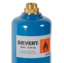 En blå gasbehållare märkt "SIEVERT GASOLFLASKA FYLLD MED 0,34 KG PROPAN" med en brandrisksymbol och en mässingskontakt på toppen.