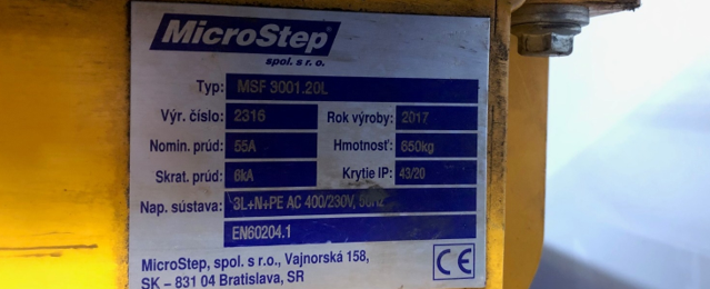 Etikett på en gul maskin som visar specifikationer: Begagnad MicroStep fiberlaser MSF 3 kW 2017, serienummer 2316, tillverkningsår 2017, 55A ström, vikt 650 kg, IP 4320 skydd och adress i Bratislava, Slovakien.