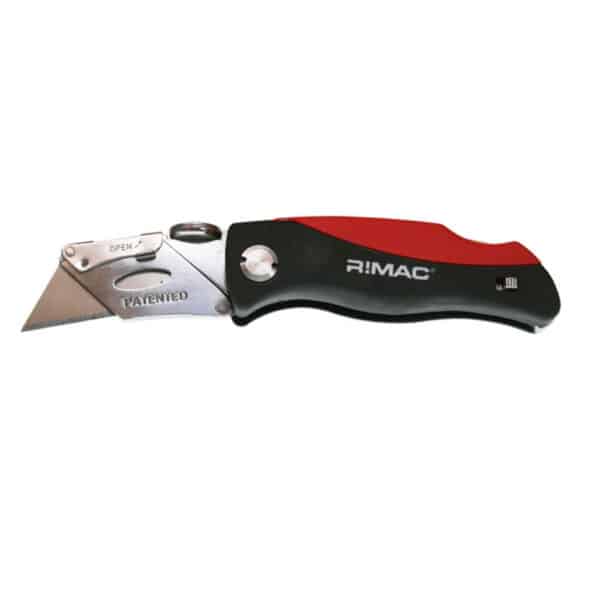 En vikbar brukskniv med ett rött och svart handtag, med en låsmekanism och varumärket "UNIVERSALKNIV R!MAC" på sidan.