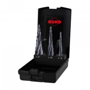 Ett öppet svart fodral som visar tre trappstegsborr av varierande storlek anordnade vertikalt, med varumärket "ULTIMATECUT RUKO 6-27MM (3 DEL) RUNATEC" synligt på innerlocket.