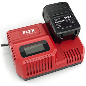 En röd och svart FLEX Snabbladdare 10,8/18,0V batteriladdare med påsatt FLEX-batteri. Laddaren har en digital display.