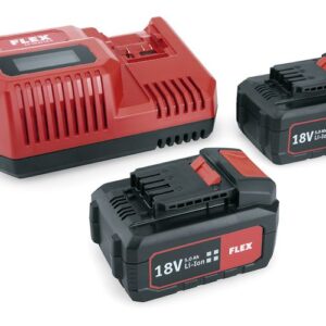 Ett rött och svart FLEX Power 55 R set- snabbladdare 10,8/18,0 V och två batteripaket visas med två 18V 5,0 Ah litiumjonbatterier placerade bredvid.