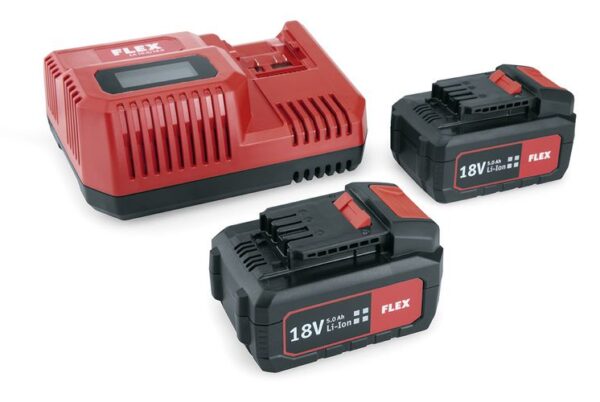Ett rött och svart FLEX Power 55 R set- snabbladdare 10,8/18,0 V och två batteripaket visas med två 18V 5,0 Ah litiumjonbatterier placerade bredvid.