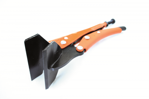 Ett plåtlåsverktyg med orange handtag med ett svart fyrkantigt klämhuvud, designat för att greppa och forma plåtar, är GRIP-ON Plåtklämma 0-55 MM.