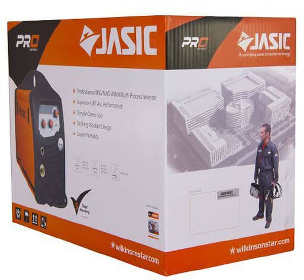 Bild på en JASIC PRO MIG 200 Digital Synergic JM-200CS professionell multi-process inverterbox. Förpackningen visar maskinen, dess funktioner och en tekniker. Webbplatsen wilkinsonstar.com är tryckt längst ner.