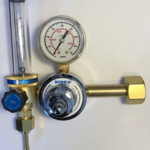 En gasregulator i mässing med en mätare, flödesmätare och justeringsratt, märkt "Morris gasregulator hydrogen/stödgas/formier", som används för att kontrollera vätgastrycket.
