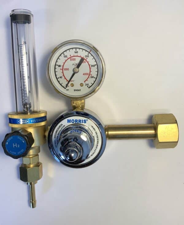 En gasregulator i mässing med en mätare, flödesmätare och justeringsratt, märkt "Morris gasregulator hydrogen/stödgas/formier", som används för att kontrollera vätgastrycket.