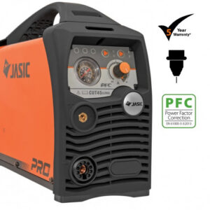 En orange och svart JASIC PRO PLASMA 45 PFC JP-45PWV plasmaskärare med knoppar och mätare visas. Den har en 5-års garanti och PFC-funktion (Power Factor Correction), som indikeras av etiketter på enheten.