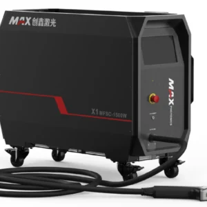 En svart industrimaskin märkt "Handhållen lasersvets Maxphotonics X1W-MFSC 1500" med hjul, kablar och en handhållen kontroll monterad, visad mot en vit bakgrund.