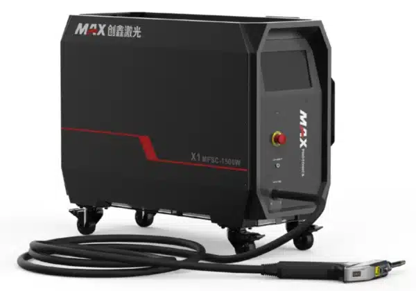 En svart industrimaskin märkt "Handhållen lasersvets Maxphotonics X1W-MFSC 1500" med hjul, kablar och en handhållen kontroll monterad, visad mot en vit bakgrund.