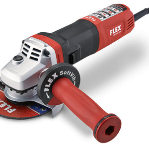 En röd och svart FLEX 1700 watt vinkelslipmaskin med varvtalsreglering och broms, 125 mm LBE 17-11 125 med "SoftVib" skrivet på handtaget, med en roterande slipskiva, vanligen använd för slipning eller skärning.