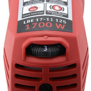 Närbild av ett rött elverktyg som visar fronten med ventilationsslitsar, en märkt urtavla inställd på 3, och specifikationer med "1700 W" och "FLEX 1700 watt vinkelslipmaskin med varvtalsreglering och broms, 125 mm LBE 17-11 125".