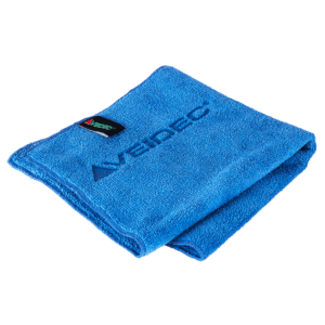 En vikt blå mikrofiberduk med Vikan-etiketten och orden Veidec mikrofiberduk Micro Max broderat på.