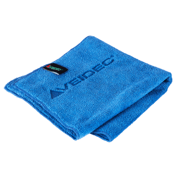 En vikt blå mikrofiberduk med Vikan-etiketten och orden Veidec mikrofiberduk Micro Max broderat på.