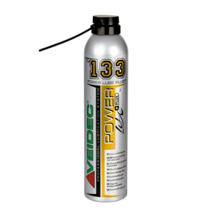 Silversprayburk med Veidec Power Lube Plus 300 ml, märkt med "133" och produktinformation. Burken har ett svart halmfäste för exakt applicering.