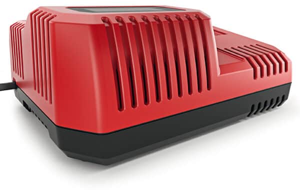 Röd och svart FLEX Snabbladdare 10,8/18,0V med ventilationsslitsar sett från en låg vinkel, vilket framhäver dess kompakta och robusta design.