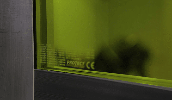 närbild på ett säkerhetsglas för svetsning med texten protect