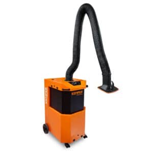 Kemper mobilt filterutsug MaxiFil Clean är ett orange och svart industriellt rökutsug på hjul med en flexibel slang och rektangulärt munstycke, utformat för att avlägsna luftburna föroreningar från arbetsytor.