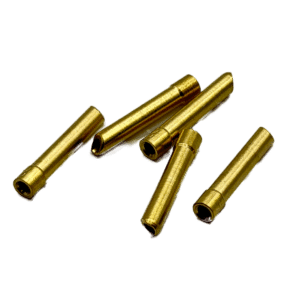 Fem Wedge collet spännhylsa Lilla Linde (5-pack), små cylindriska guldfärgade metallbitar med ihåliga centrum, är arrangerade på en vit bakgrund i något olika riktningar.