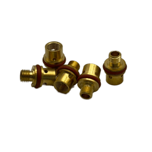 Fem Munstycksfästen till Quartz-TIG-kit lilla linde, som säljs i 5-pack, är placerade mot en vit bakgrund. Varje beslag är litet, av mässing, cylindriskt med olika gängade öppningar och O-ringar av rött gummi.