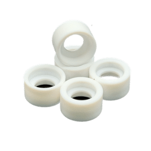 Fem vita cylindriska Värmesköld till Quartz-TIG-Kit Stora Linde visas med ihåliga centrum, arrangerade i en triangulär stapel på en slät vit bakgrund.