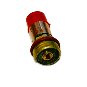 Närbild på en Gaslins till FRK-kåpor från Lilla Linde, med mässingsbasen och tändhatten vända mot kameran, mot en vit bakgrund.