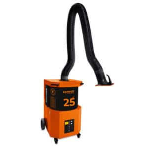 Kemper mobilt filterutsug SmartFil är ett orange och svart bärbart industriellt rökutsug med hjul, en digital kontrollpanel och en flexibel svart slangarm med ett brett munstycke i änden.